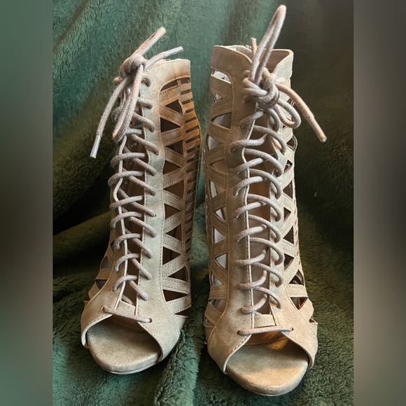 Paprika Tinley Caged Lace Up Stiletto Open Toe Boot, Distressed Taupe. Size. 7.5 - Picture 6 of 10